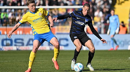 Nicht mehr Teil des Braunschweiger Kaders: Der finnische Nationalspieler Robert Ivanov (l). / Foto: Swen Pförtner/dpa
