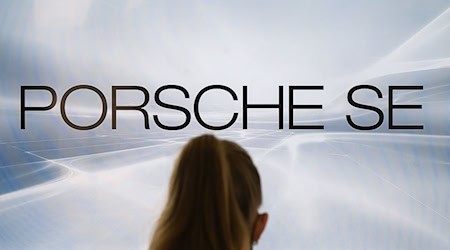Die VW-Dachgesellschaft Porsche SE ist mit einem Milliardenverlust ins Jahr gestartet. (Archivbild) / Foto: Marijan Murat/dpa