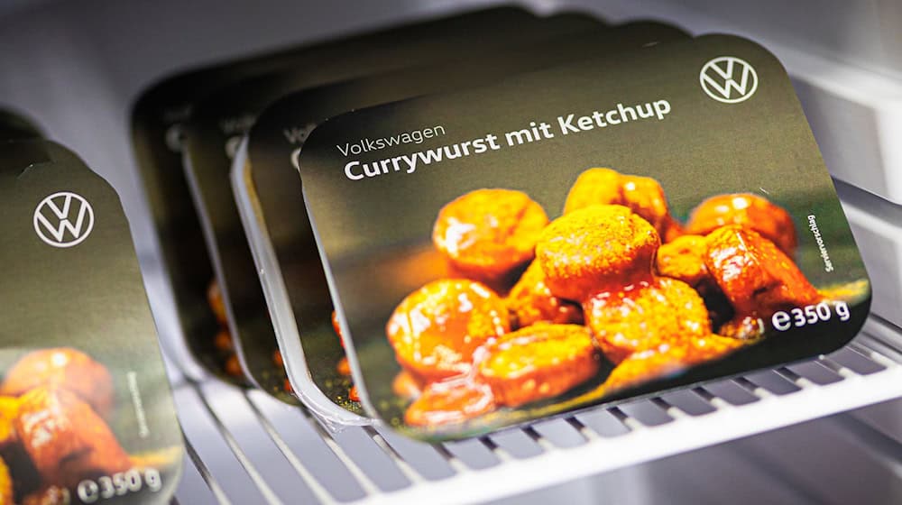 Die VW-Currywurst steht künftig auch als Fertiggericht im Supermarktregal.  / Foto: Moritz Frankenberg/dpa