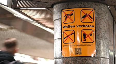 An den Hauptbahnhöfen in Hannover und Bremen sind Waffen untersagt. (Symbolbild) / Foto: Niklas Graeber/dpa