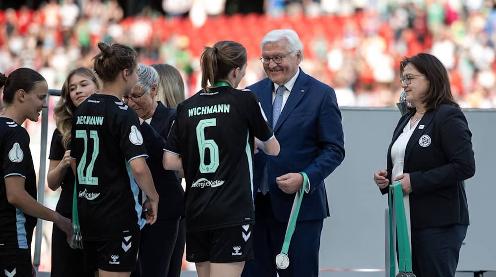 Große Ehre: Bundespräsident Frank-Walter Steinmeier überreicht den Werder-Spielerinnen die Medaillen. / Foto: Fabian Strauch/dpa