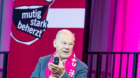 Olaf Scholz spricht auf dem Kirchentag in Hannover auch über seine Wehrdienstverweigerung.  / Foto: Moritz Frankenberg/dpa