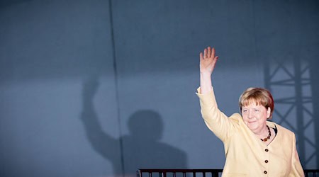 Für ihre Haltung in der Flüchtlingspolitik 2015 erhält Merkel auf dem Kirchentag viel Applaus. / Foto: Moritz Frankenberg/dpa