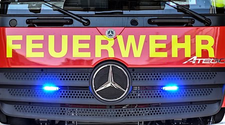 Die fünfköpfige Familie musste von der Feuerwehr über ihren Balkon gerettet werden (Symbolbild).  / Foto: Uli Deck/dpa