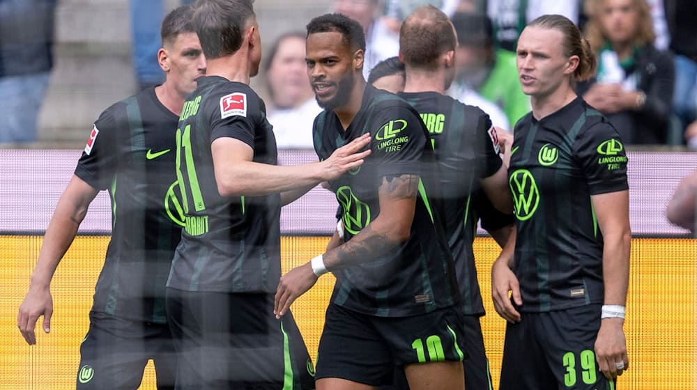 Wolfsburger Jubel beim 1:0 in Mönchengladbach.  / Foto: David Inderlied/dpa