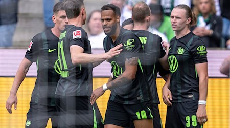 Wolfsburger Jubel beim 1:0 in Mönchengladbach.  / Foto: David Inderlied/dpa