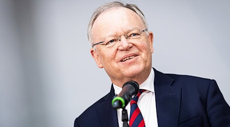 Niedersachsens Ministerpräsident Stephan Weil (SPD) wird am Montag mit einer Serenade aus dem Amt verabschiedet. (Archivbild)  / Foto: Moritz Frankenberg/dpa