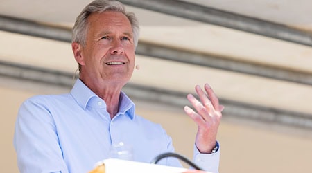 Ex-Bundespräsident Wulff ruft junge Leute zum Politikmachen auf.  / Foto: Michael Matthey/dpa
