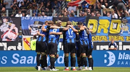 Der 1. FC Saarbrücken hofft gegen Eintracht Braunschweig auf die Rückkehr in die 2. Fußball-Bundesliga. / Foto: Fabian Kleer/Fussball-News-Saarland/dpa