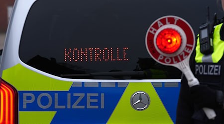 Bei einer nächtlichen Kontrolle stellt die Polizei einen Jugendlichen, der ohne Führerschein am Steuer sitzt. (Archivfoto) / Foto: Marcus Brandt/dpa