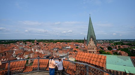 Trauungen auf dem historischen Wasserturm in Lüneburg sind beliebt. Das Wahrzeichen der Hansestadt feiert ein Wochenende lang Jubiläum mit Führungen und künstlerischem Programm. / Foto: Philipp Schulze/dpa