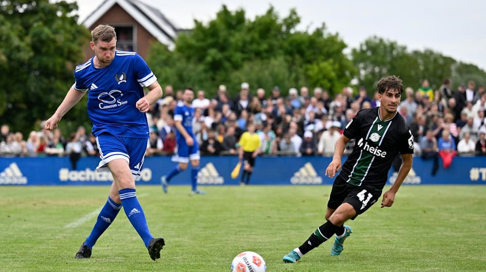 Wieder am Ball: Per Mertesacker. / Foto: Swen Pförtner/dpa