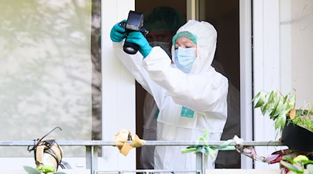 Die Polizei sicherte am Mittag Spuren in der Wohnung im Mehrfamilienhaus.  / Foto: Julian Stratenschulte/dpa