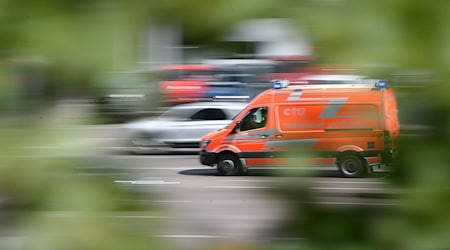 Die 95-Jährige stirbt im Krankenhaus an ihren schweren Verletzungen (Symbolbild). / Foto: Sebastian Gollnow/dpa