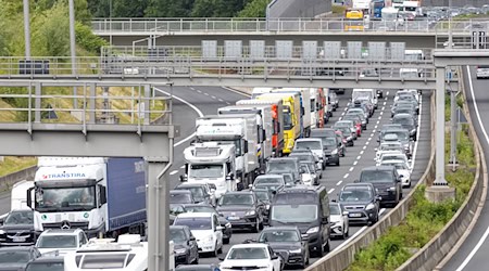 Die Sperrung der A7 und des Elbtunnels behindert den Verkehr rund um Hamburg. (Symbolbild) / Foto: Bodo Marks/dpa