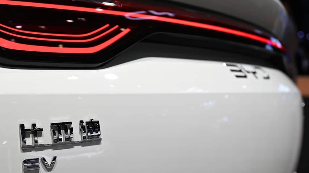 BYD aus China verkaufte 2024 erstmals mehr E-Autos als der bisherige Marktführer Tesla. (Archivfoto) / Foto: Johannes Neudecker/dpa