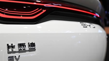 BYD aus China verkaufte 2024 erstmals mehr E-Autos als der bisherige Marktführer Tesla. (Archivfoto) / Foto: Johannes Neudecker/dpa