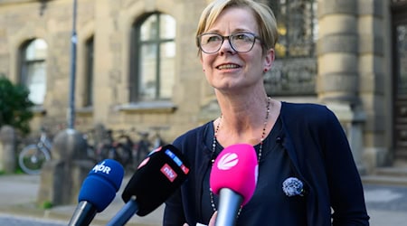 Hannovers Polizeipräsidentin Gwendolin von der Osten berichtet von Disziplinarmaßnahmen gegen zwei Polizisten, die wegen Diebstahls vor Gericht stehen.  / Foto: Julian Stratenschulte/dpa