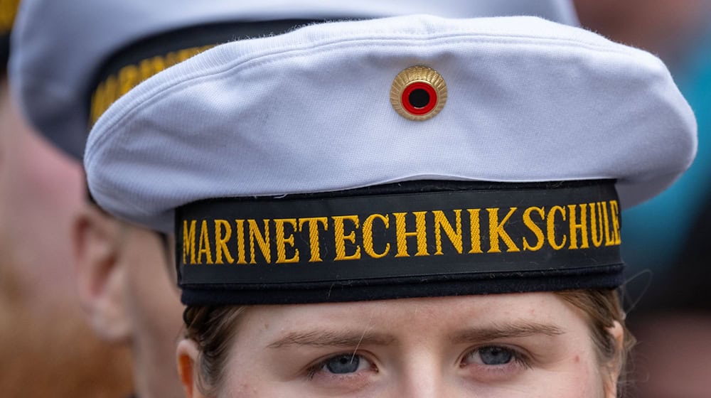 Unter anderem weil die Marine zuletzt mehr Offiziersanwärter und -anwärterinnen verzeichnet, findet der Auftakt für ihre Ausbildung nun erstmals woanders als bisher statt (Archiv). / Foto: Stefan Sauer/dpa