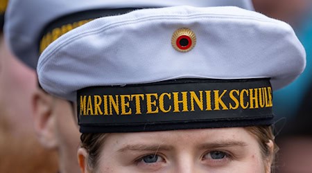 Unter anderem weil die Marine zuletzt mehr Offiziersanwärter und -anwärterinnen verzeichnet, findet der Auftakt für ihre Ausbildung nun erstmals woanders als bisher statt (Archiv). / Foto: Stefan Sauer/dpa