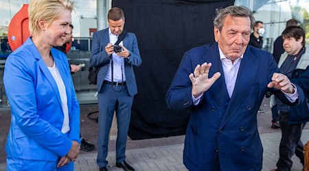 Der Landtagsausschuss zur Klimastiftung MV beharrt darauf, dass der frühere Bundeskanzler Gerhard Schröder (SPD) persönlich vor dem Gremium aussagt. (Archivbild)  / Foto: Jens Büttner/dpa-Zentralbild/dpa