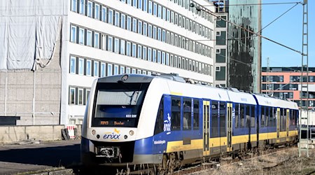 Ein Auto und eine Regionalbahn des Unternehmens Erixx sind an einem unbeschrankten Bahnübergang in Braunschweig zusammengestoßen. (Archivbild) / Foto: Swen Pförtner/dpa