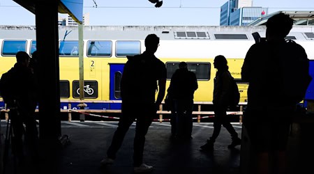 Die Landesregierung will mit dem Azubi-Ticket mehr junge Menschen in den Nahverkehr bringen. (Archivbild) / Foto: Julian Stratenschulte/dpa