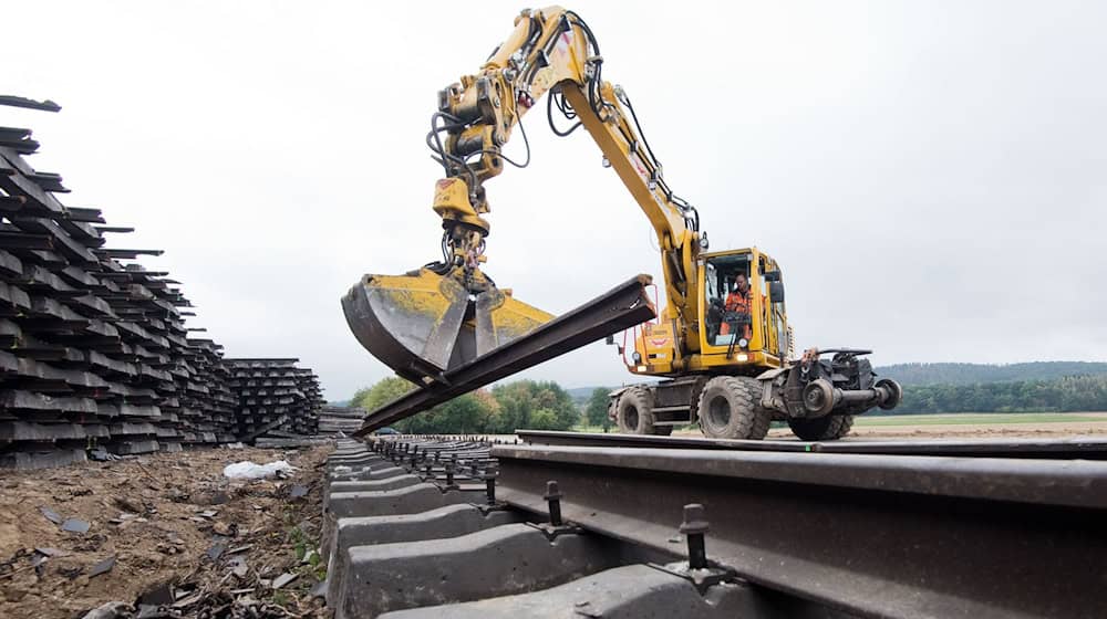 Sanierung einer ICE-Trasse: Die Bahn will einige Projekte jetzt nach hinten schieben. (Archivbild) / Foto: Julian Stratenschulte/dpa