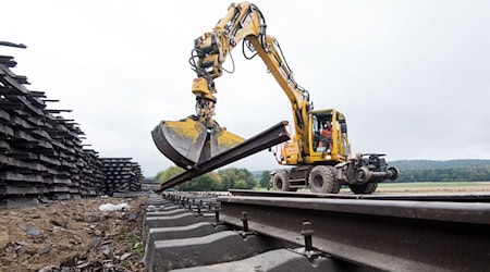 Sanierung einer ICE-Trasse: Die Bahn will einige Projekte jetzt nach hinten schieben. (Archivbild) / Foto: Julian Stratenschulte/dpa