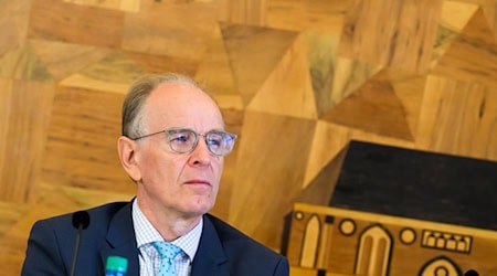 Landesbischof Ralf Meister bittet die Betroffenen sexualisierter Gewalt um Entschuldigung. Die Aufarbeitung müsse weitergehen, sagte er.  / Foto: Julian Stratenschulte/dpa