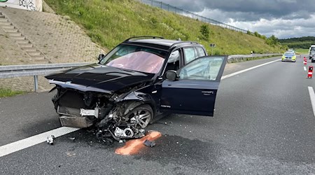 Rettungskräfte brachten den Fahrer in eine Klinik.  / Foto: Polizeiinspektion Hildesheim/dpa
