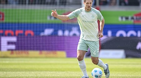 Will in Bremen bleiben: Werder-Verteidiger Niklas Stark.  / Foto: Harry Langer/dpa