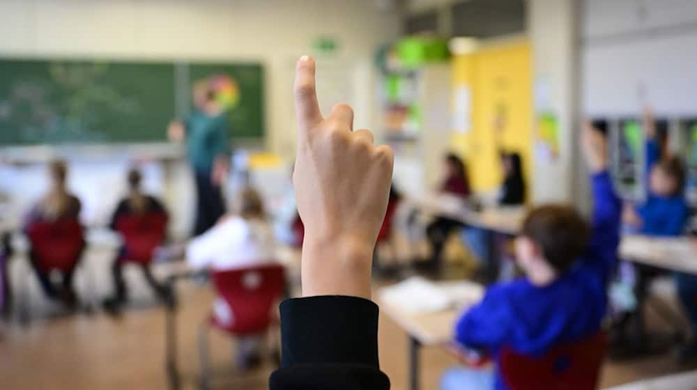 In Bremen profitieren 43 Schulen von der bundesweiten Förderung. (Symbolbild) / Foto: Bernd Weißbrod/dpa