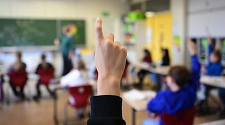 In Bremen profitieren 43 Schulen von der bundesweiten Förderung. (Symbolbild) / Foto: Bernd Weißbrod/dpa