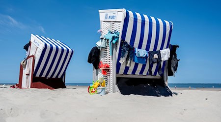 Bei hohen Temperaturen ist ein Strandkorb am Meer für viele Menschen ein angenehmer Aufenthaltsort. (Archivbild) / Foto: Hauke-Christian Dittrich/dpa