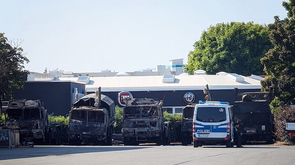 Sechs Bundeswehr-Fahrzeuge sind am Samstagabend in Erfurt in Brand geraten. Die Kriminalpolizei ermittelt wegen Brandstiftung.  / Foto: Martin Wichmann/WichmannTV/dpa