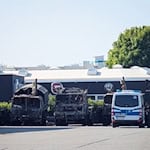 Sechs Bundeswehr-Fahrzeuge sind am Samstagabend in Erfurt in Brand geraten. Die Kriminalpolizei ermittelt wegen Brandstiftung.  / Foto: Martin Wichmann/WichmannTV/dpa