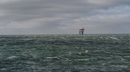 Das Bundesamt für Seeschifffahrt und Hydrographie (BSH) verzeichnete im Frühjahr außergewöhnlich hohe Wassertemperaturen in Nordsee und Ostsee (Archivbild). / Foto: Lars Penning/dpa