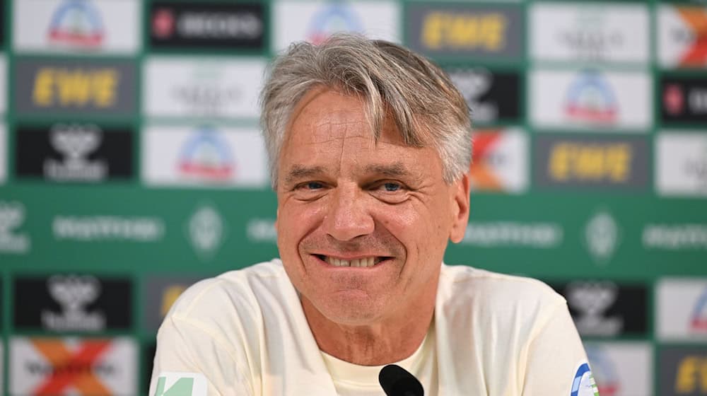 Freut sich über das schwere Auftaktprogramm: Werders neuer Cheftrainer Horst Steffen.  / Foto: ---/dpa