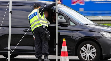 Die Überprüfung des Mannes im polizeilichen Fahndungssystem ergab zudem, dass sich gleich mehrere Staatsanwaltschaften in Deutschland für seine postalische Erreichbarkeit interessierten. (Archivbild) / Foto: Christoph Reichwein/dpa