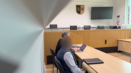 Der Angeklagte und sein Anwalt am Amtsgericht Bergen. / Foto: Stefan Sauer/dpa