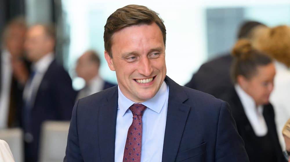 CDU-Fraktionschef Sebastian Lechner sieht die Landesregierung in der Pflicht, den Kommunen mehr Geld zu geben. / Foto: Julian Stratenschulte/dpa