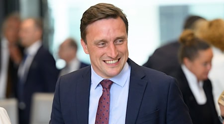 CDU-Fraktionschef Sebastian Lechner sieht die Landesregierung in der Pflicht, den Kommunen mehr Geld zu geben. / Foto: Julian Stratenschulte/dpa