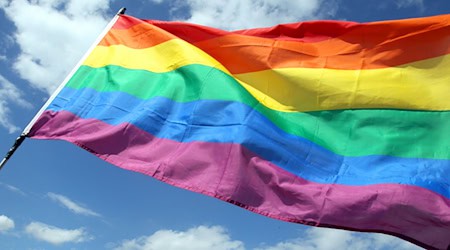 Die CSD-Demos richten sich gegen Diskriminierung und Menschenfeindlichkeit. (Symbolbild) / Foto: Wolfgang Kumm/dpa