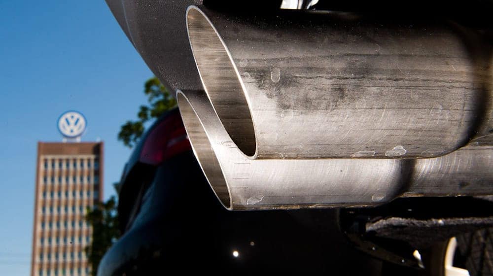 Bei Abgasen und Volkswagen fällt vielen das Wort «Skandal» als Ergänzung ein - die Heimat des Konzerns liegt beim Anteil sauberer Autos allerdings auf dem ersten Platz. / Foto: Julian Stratenschulte/dpa