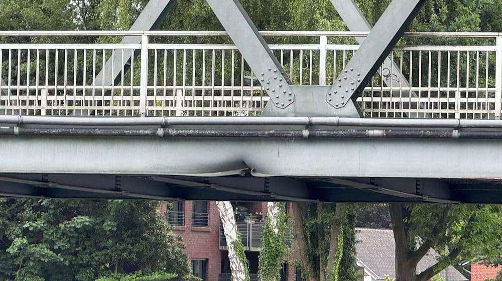 Die Brücke in Lingen war gesperrt, nachdem ein Frachter sie gerammt hatte.  / Foto: Matthias Brüning/TNN/dpa