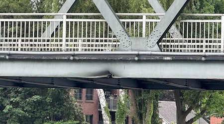 Die Brücke in Lingen war gesperrt, nachdem ein Frachter sie gerammt hatte.  / Foto: Matthias Brüning/TNN/dpa
