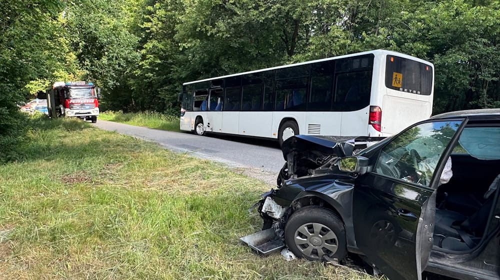 Auf dem Weg zur Schule stoßen ein Schulbus und ein Pkw im Emsland zusammen. Drei Kinder werden leicht verletzt.  / Foto: Matthias Brüning/dpa