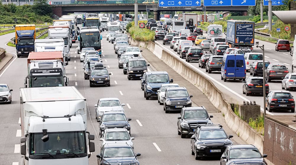Weil der Elbtunnel Richtung Süden für 55 Stunden gesperrt ist, fahren viele über die A1. Die ist entsprechend voll.  / Foto: Markus Scholz/dpa