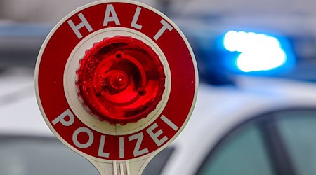 Die Polizei hat einen Fahranfänger mit Tempo 111 in einer 30er-Zone in Bremerhaven erwischt. (Symbolbild) / Foto: Jan Woitas/dpa